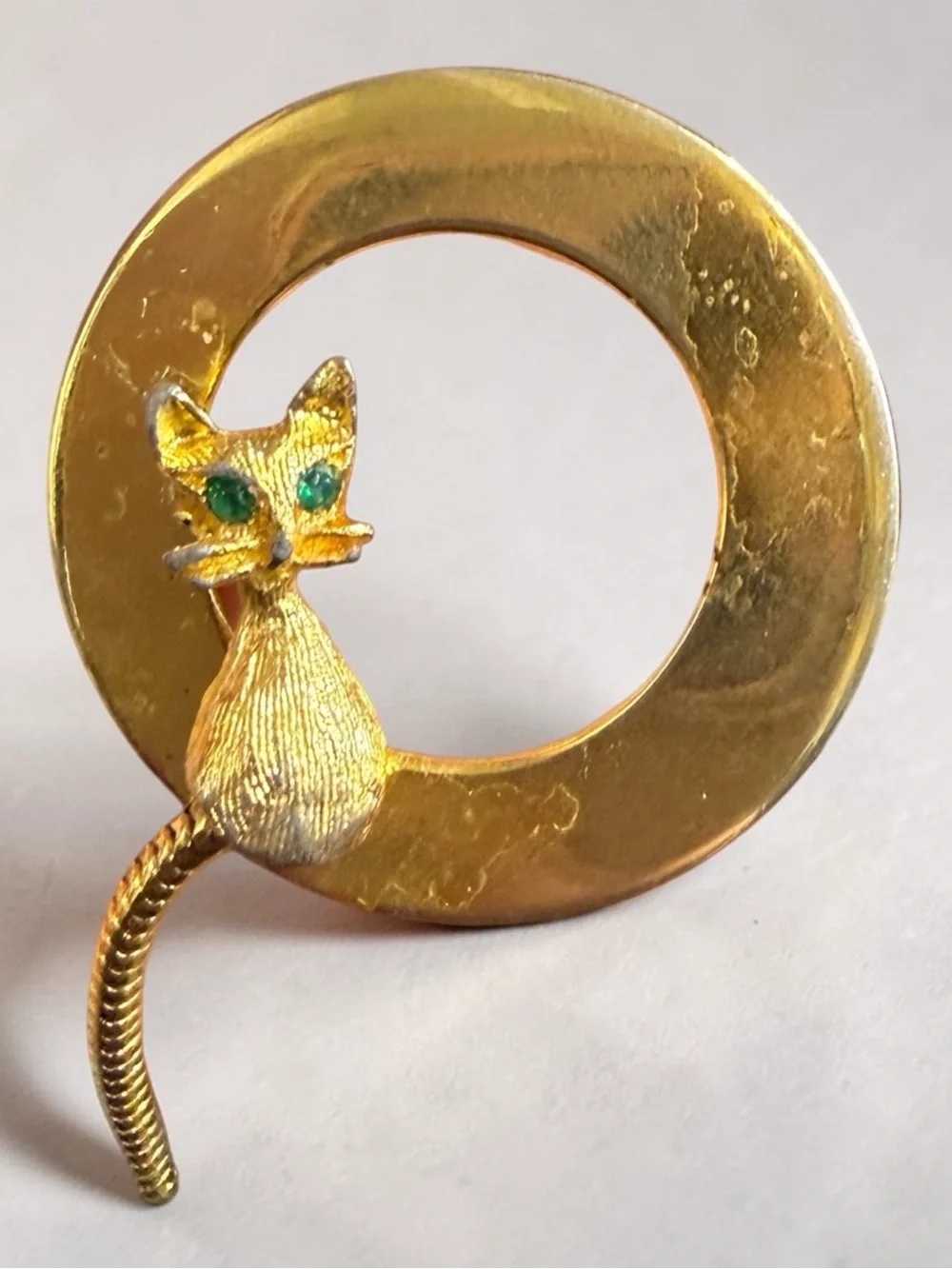 Vintage Articulated Tail Gold Mouse Brooch Pin - Gold Tone with Green Eyes